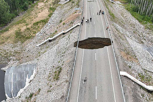 В Тындинском округе Приамурья объявили режим ЧС из-за провала на трассе "Лена"