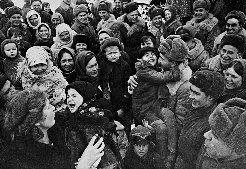 Население Сталинграда встречает освободителей, Январь 1943 года