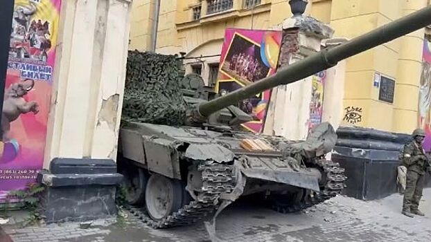 МК: Сотрудники Ростовского цирка рассказали, почему танк ЧВК "Вагнер" застрял в воротах