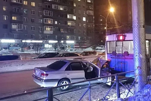 Лишенный прав водитель иномарки протаранил троллейбус в Новосибирске