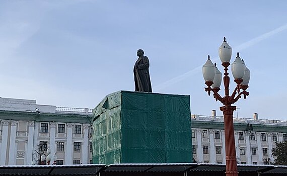 В Казани вернули памятник Ленину на постамент