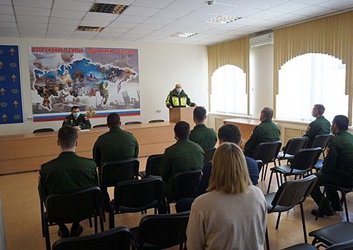 В Кировской области офицеры ВАИ ЦВО провели профилактическое занятие для военнослужащих