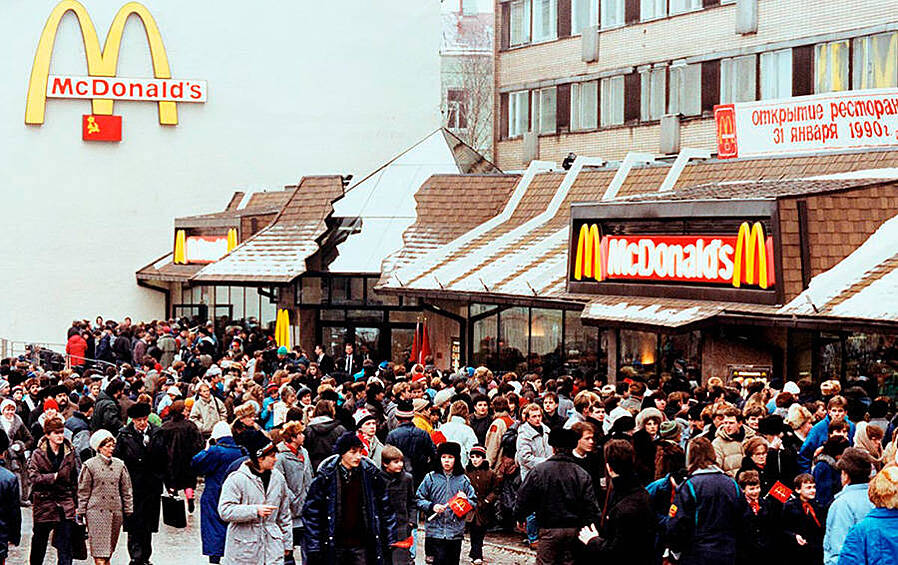 Открытие первого McDonald’s. В 1991 в Москве открылся первый ресторан быстрого питания, которые к тому времени уже успел “захватить” весь мир. Огромные очереди, ажиотаж, чувство элитарности и полной свободы — сейчас такого уже не испытывают,забегая в “Мак”.