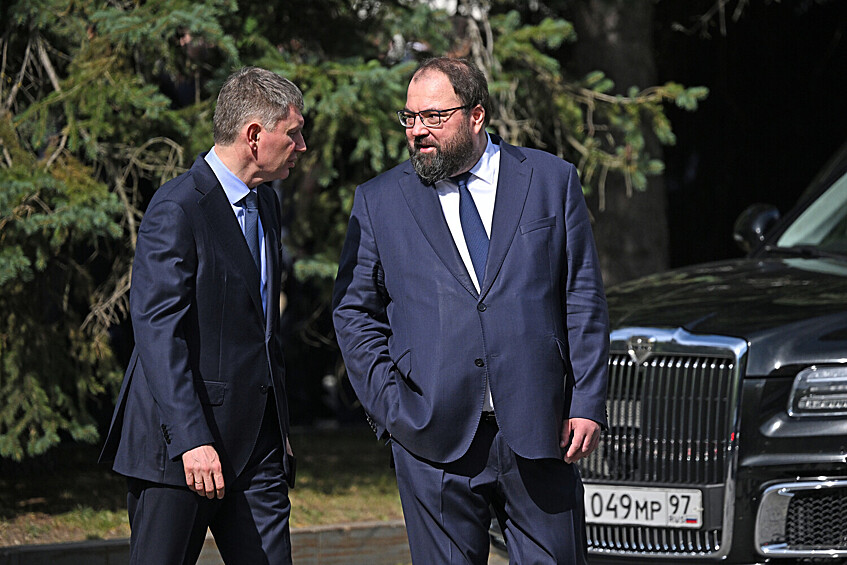 Министр экономического развития РФ Максим Решетников (слева) и министр цифрового развития, связи и массовых коммуникаций РФ Максут Шадаев перед началом церемонии прощания с бывшим министром транспорта Романом Старовойтом в ЦКБ, Москва, 10 июля 2025 года