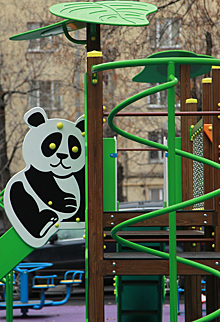 Новый игровой комплекс установили на детской площадке в Красносельском районе 