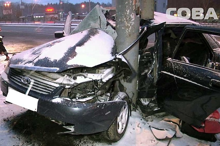 Lada Priora намотало на столб в Екатеринбурге – погиб пассажир