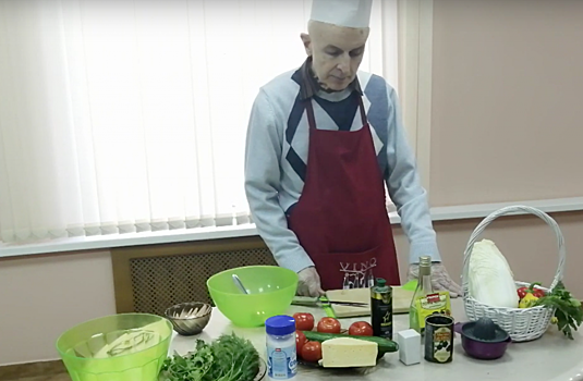Участник проекта «Московское долголетие» приготовил салат по своему рецепту