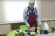 Участник проекта «Московское долголетие» приготовил салат по своему рецепту