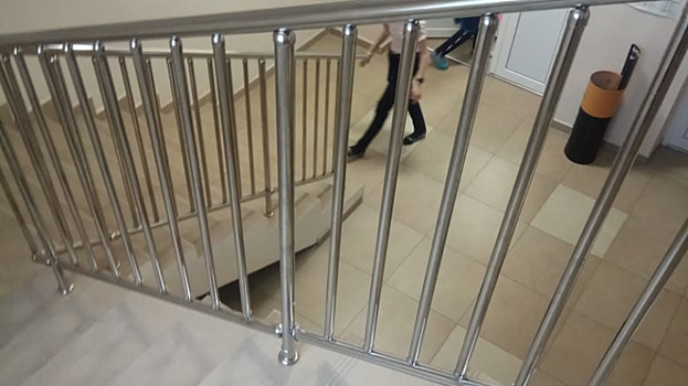 Чиновники: Скотч в володинской школе «Аврора» заменили настоящими перилами