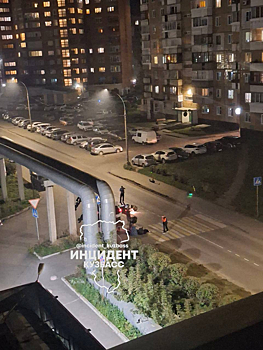 Парень и девушка на мотоцикле серьезно пострадали при наезде на машину в Кемерове