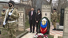 Врио главы Дагестана вручил ключи от квартиры матери Молчанова, погибшего в 2000 году кавалера ордена Мужества