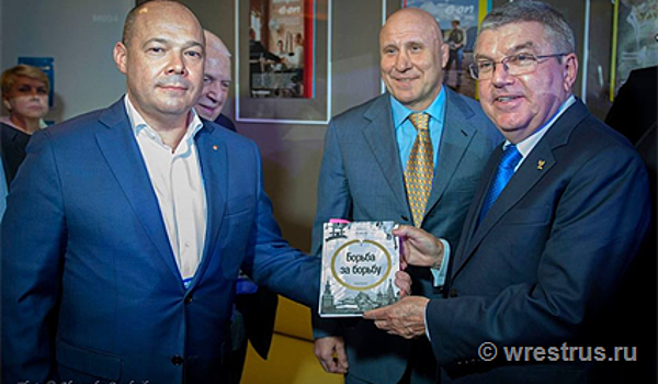 Президент МОК Бах впервые посетил чемпионат мира по спортивной борьбе