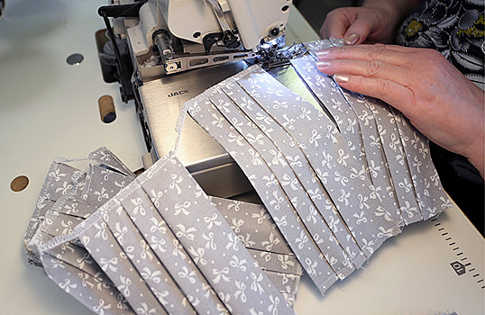 «Перекрывают кислород». Бизнесмен организовал производство масок, но вынужден его свернуть