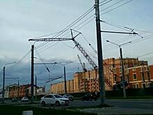 Кран рухнул на оживленную дорогу в Йошкар-Оле