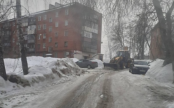 Уборка снега по заявкам жителей ведется в поселке Черепичный Приокского района