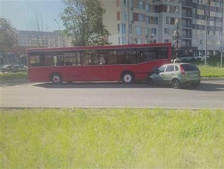 В Тольятти молодой водитель врезался в припаркованный автобус
