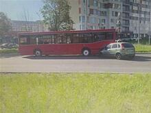 В Тольятти молодой водитель врезался в припаркованный автобус