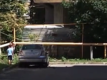 Дети серьезно повредили припаркованный возле многоэтажки автомобиль в Ставрополе