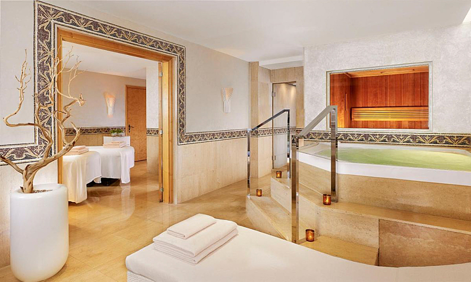 Этот стильный 5-звездочный отель находится на набережной Женевы. Из окон здания  открывается живописный вид на Женевское озеро, Монблан и Альпы. Ночь в самом дорогом номере отеля Royal Penthouse Suite обойдется гостям в 4,2 миллиона рублей