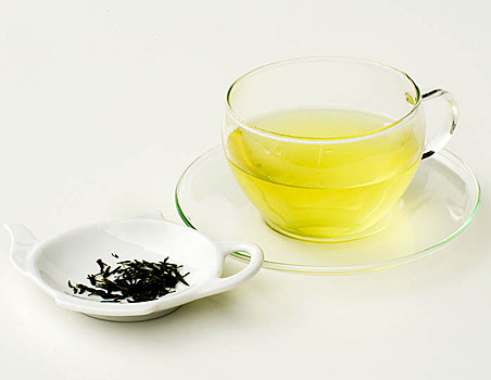 Не ЧАЯнный вред: какие лекарства нельзя запивать зеленым чаем