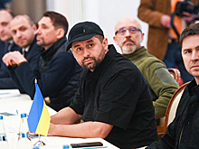 Член делегации Украины сел за стол переговоров в кепке