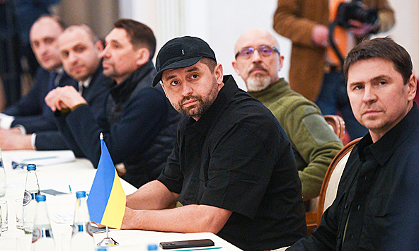 Член делегации Украины сел за стол переговоров в кепке