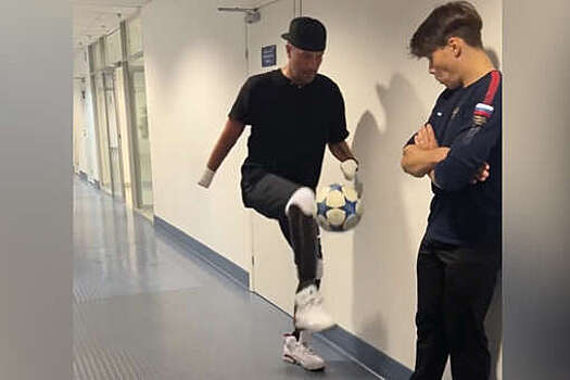 Фигурист Костомаров опубликовал видео, как он чеканит мяч в протезах