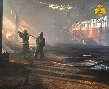 Крупный пожар охватил ангар в Калужской области