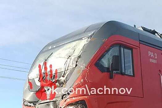 Под Челябинском пассажиры столкнувшегося с грузовиком поезда отделались порезами