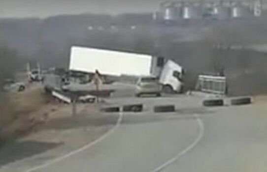 Водители объезжают рухнувший мост в Приморском крае по льду реки