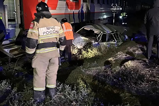 Уходившая от погони легковушка столкнулась с поездом под Ростовом, идет проверка