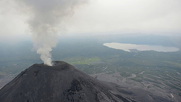 На Камчатке вулкан Карымский выбросил столб пепла