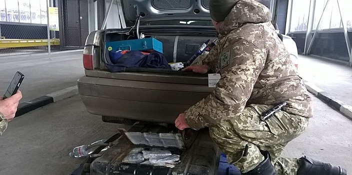 Украинец пытался вывезти в РФ 500 млн рублей в бензобаке "Волги"