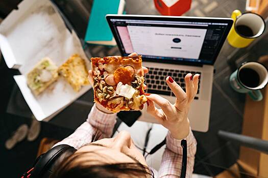 Врач предупредил о последствиях приема пищи перед компьютером