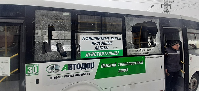 Российский автобус попал под мощную струю кипятка из-за прорыва трубы
