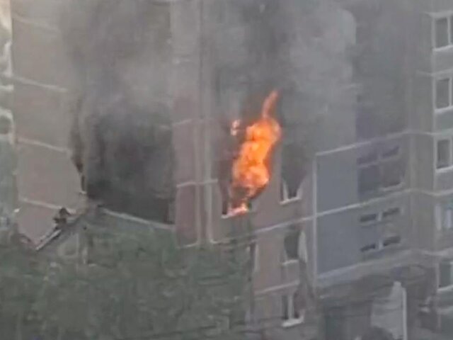 Три квартиры горят в многоквартирном доме в Ульяновске