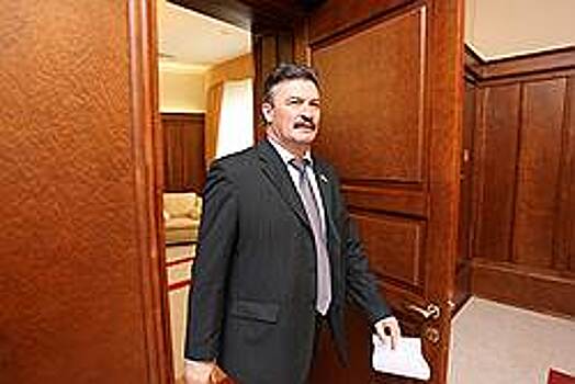 Новосибирский депутат получил предупреждение после конфликта на штрафстоянке