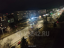 Иномарка улетела с дороги после ДТП около бульварного кольца в Кемерове