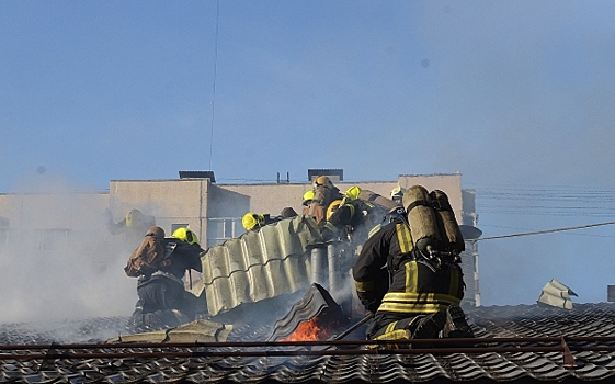 В Екатеринбурге МЧС предотвратило взрыв на месте сильного пожара