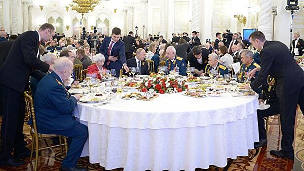 Гостей приема в Кремле в честь Дня Победы угощали лососем и гребешком