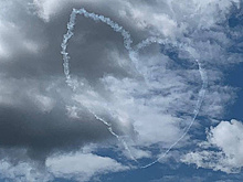 Пилотажная группа "Первый полет" "нарисовала" дымами в небе большое сердце на МАКС-2021