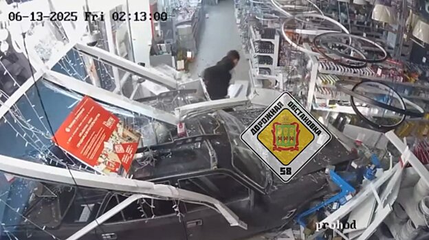 «Волга» въехала в магазин: появился момент ДТП на пр. Победы