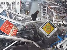 «Волга» въехала в магазин: появился момент ДТП на пр. Победы