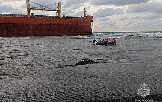 На Сахалине начали эвакуацию экипажа севшего на мель китайского судна An Yang 2