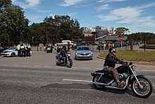 В Госдуме предложили разрешить мотоциклистам мигалки и парковку на тротуаре 