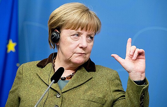 Блок Меркель уверенно опережает партию Шульца