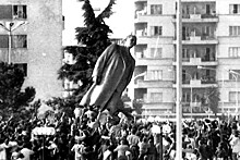 30 лет назад протестующие свалили памятник Ходже в Албании