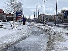 В Новом Уренгое массово жалуются на затопленные дороги и тротуары