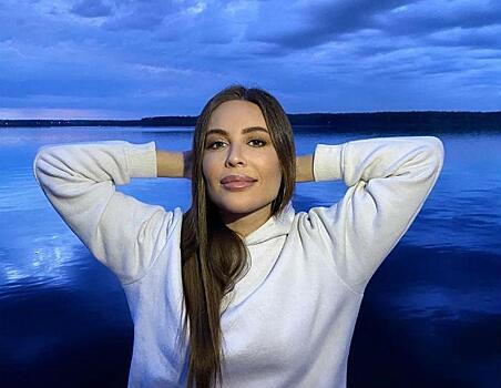 Юлия Михалкова в терракотовом джемпере и объемных джоггерах запечатлелась у реки