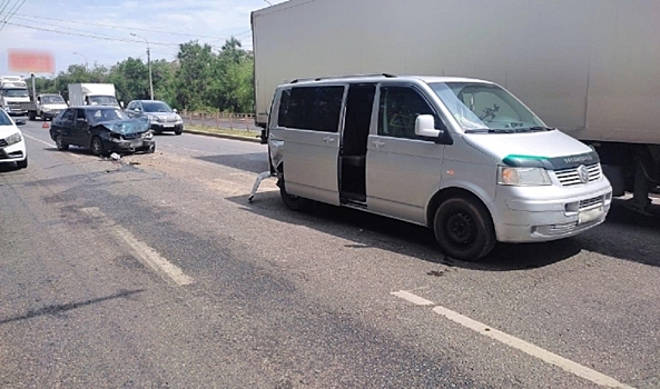 16 июня девушка-водитель врезалась в микроавтобус на юге Волгограда